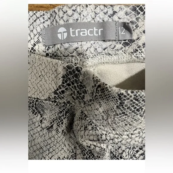 TRACTR Girl's Snake-Print Leggings LN 12 - Picture 3 of 3